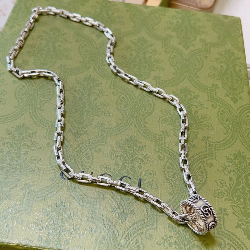 G*u*i necklaces